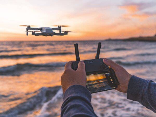 Funkcje dronów: od nagrywania filmów po bezpilotowe transportowanie ładunków