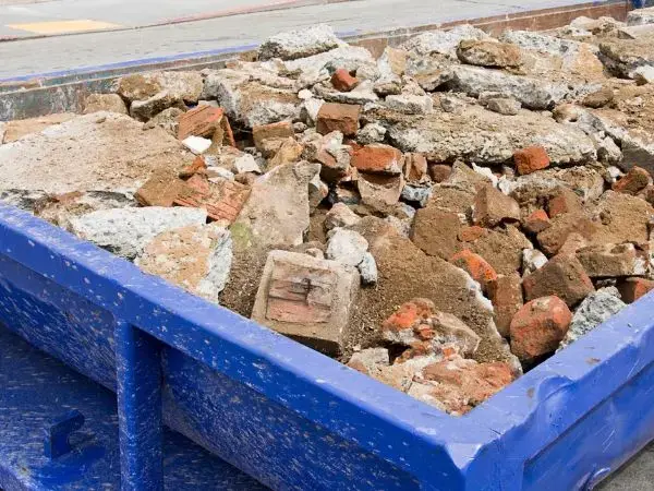 Odpady z placu budowy - jak pozbyć się bałaganu w czasie budowy?