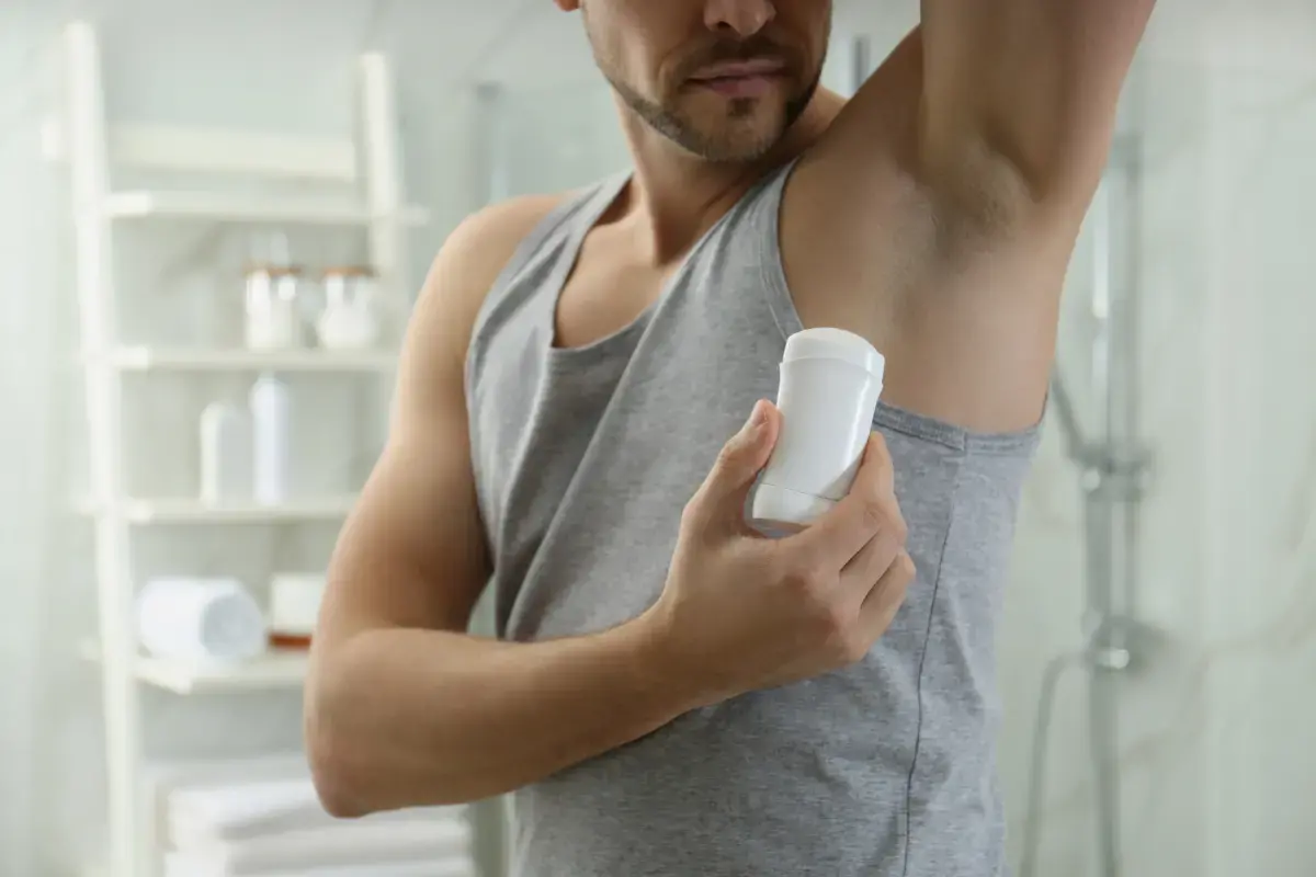 Jak wybrać odpowiedni antyperspirant dla mężczyzn i czym różni się on od dezodorantu?